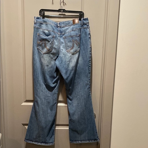 Maurices Flare Wide Leg Jeans | Size 18 | Vintage Wash | Curve Fit - Picture 5 of 5